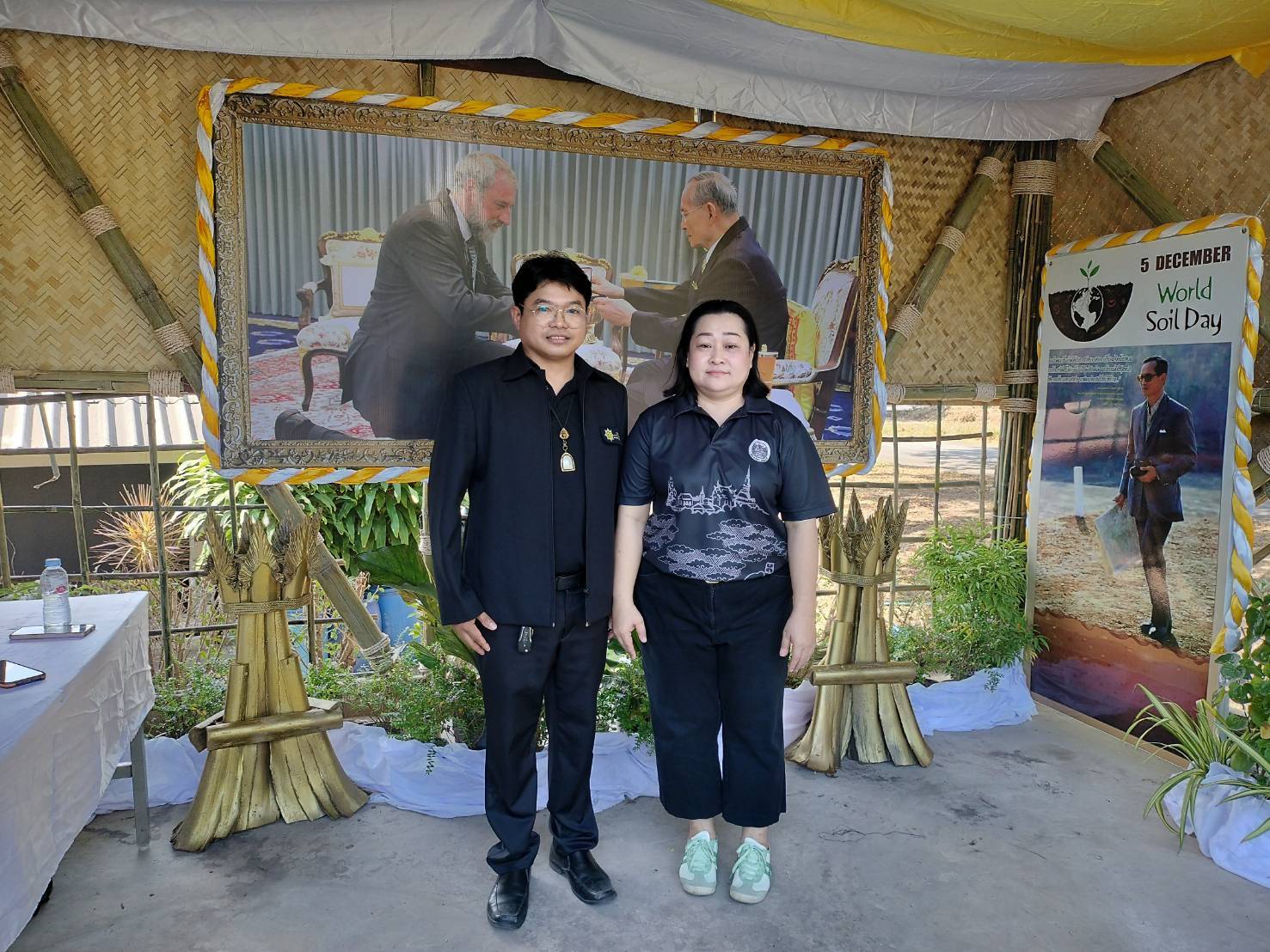 title - ส.ป.ก.เพชรบุรี ร่วมงานวันดินโลก (World Soil Day) เพื่อให้เป็นวาระในการสื่อความสำคัญของทรัพยากรดิน และเป็นการเฉลิมพระเกียรติแด่พระบาทสมเด็จพระบรมชนกาธิเบศร มหาภูมิพลอดุลยเดชมหาราช บรมนาถบพิตร